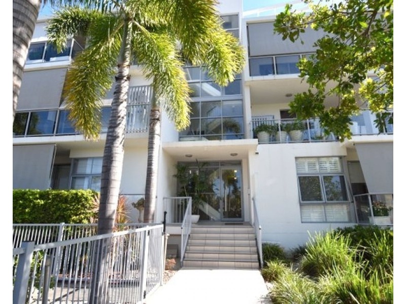 10 Victor Avenue, Paradise Point QLD 4216