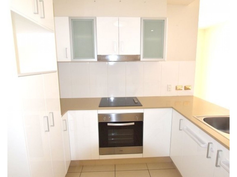 10 Victor Avenue, Paradise Point QLD 4216