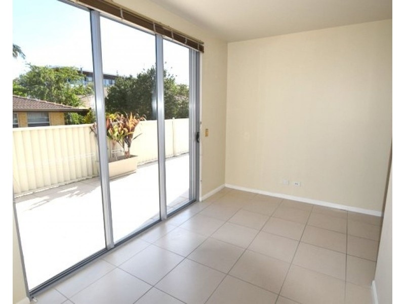 10 Victor Avenue, Paradise Point QLD 4216