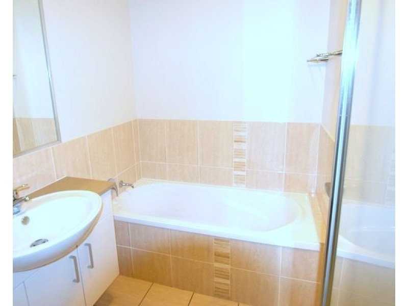 10 Victor Avenue, Paradise Point QLD 4216