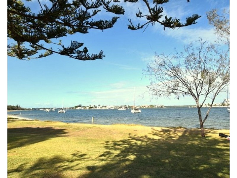 10 Victor Avenue, Paradise Point QLD 4216