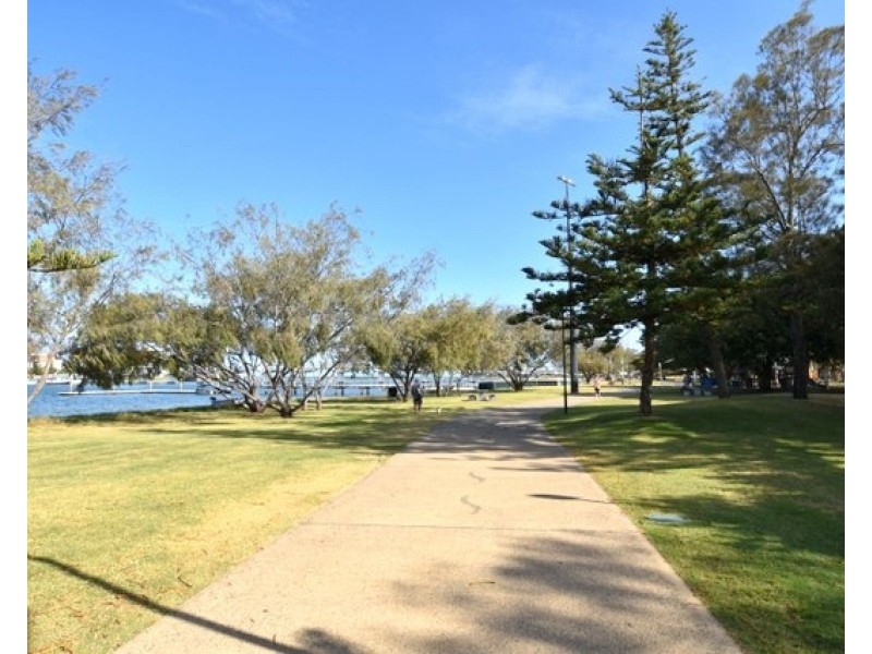 10 Victor Avenue, Paradise Point QLD 4216