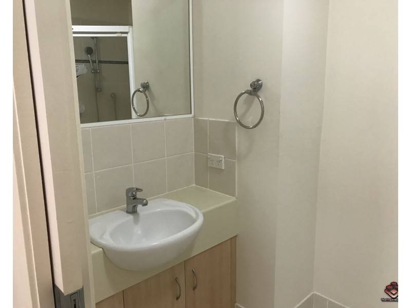 24 Slatyer Avenue, Bundall QLD 4217