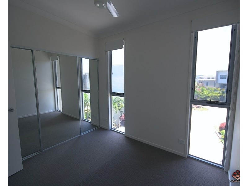 5036 Emerald Islands Drive, Carrara QLD 4211