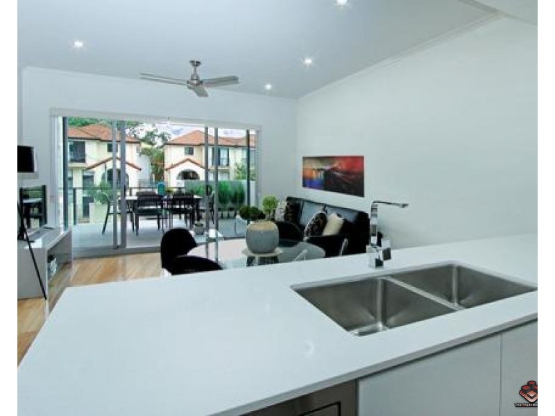 2 Laurence Street, St Lucia QLD 4067