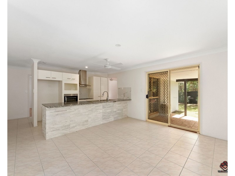 4 Edgeworth Place, Helensvale QLD 4212