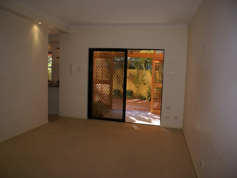 2/146 Windermere, Hamilton QLD 4007