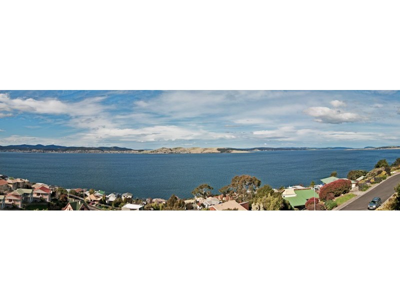 17 Pauldon Drive, Sandy Bay TAS 7005