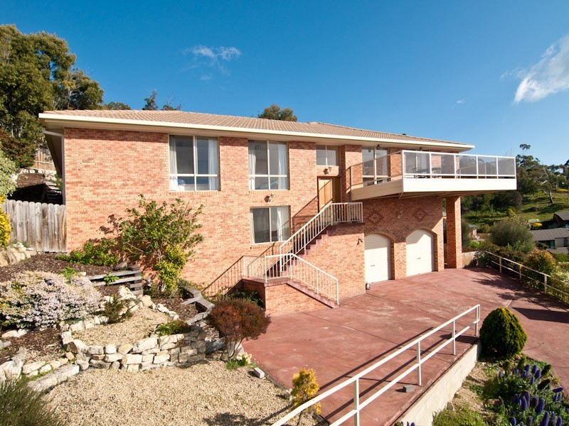 17 Pauldon Drive, Sandy Bay TAS 7005