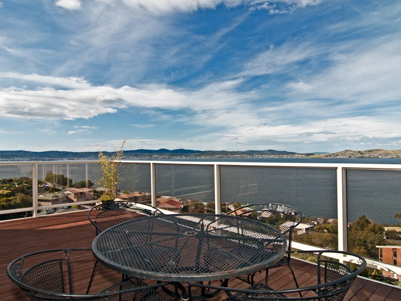 17 Pauldon Drive, Sandy Bay TAS 7005