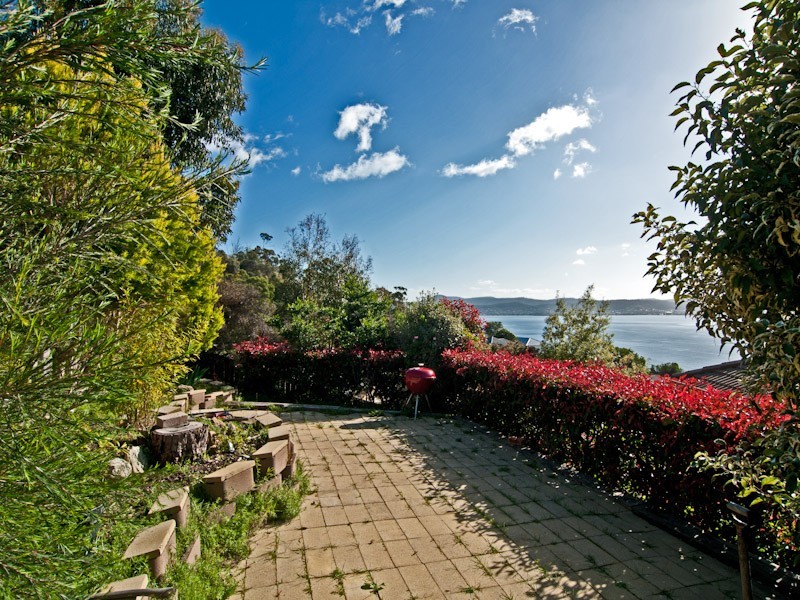 17 Pauldon Drive, Sandy Bay TAS 7005