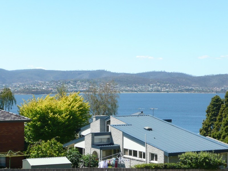 2/11 Tiersen Place, Sandy Bay TAS 7005
