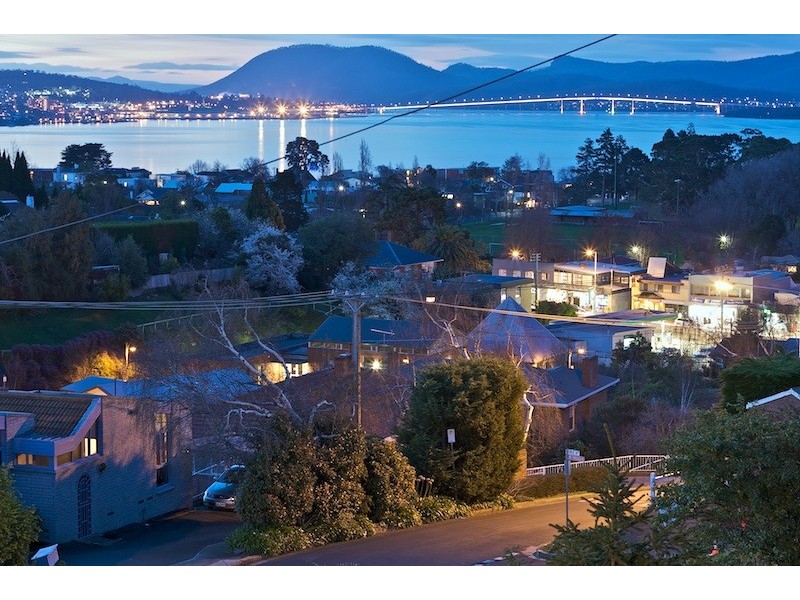 16 Wayne Avenue, Sandy Bay TAS 7005