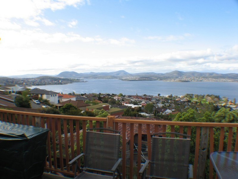 1/1 Amanda Crescent, Sandy Bay TAS 7005