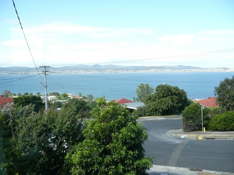 13 Sonning Crescent, Sandy Bay TAS 7005
