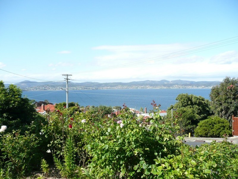 13 Sonning Crescent, Sandy Bay TAS 7005