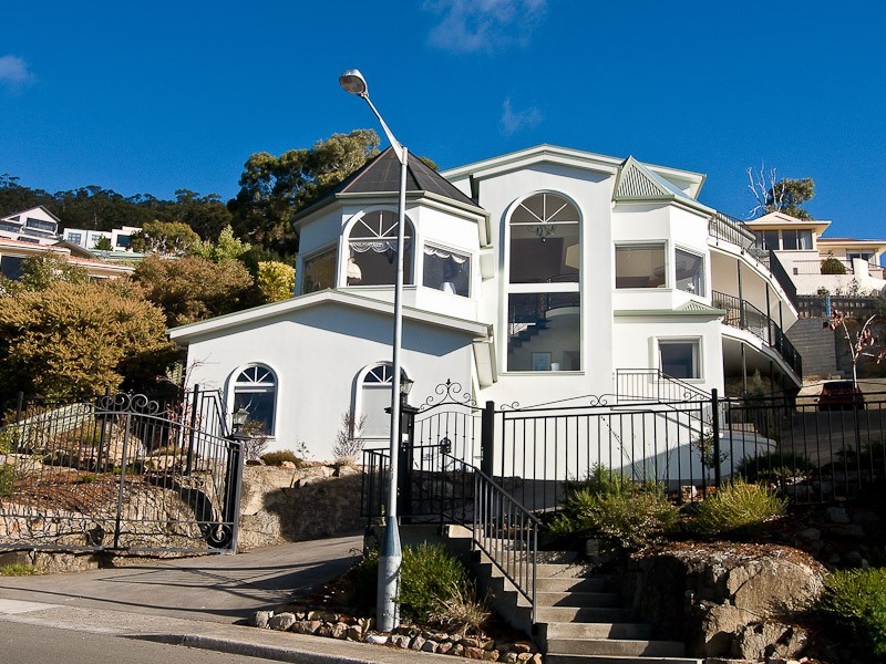 15 Nicholas Drive, Sandy Bay TAS 7005