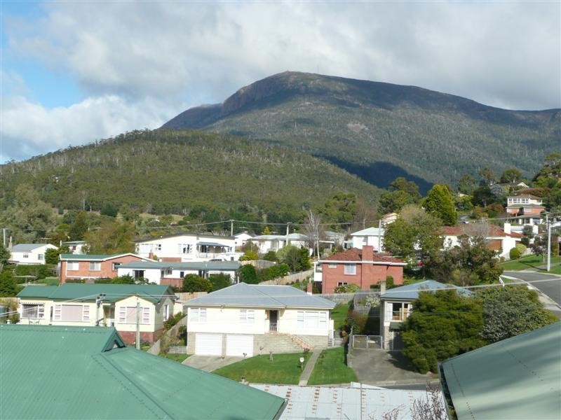 1/8 Alwyn Road, Lenah Valley TAS 7008