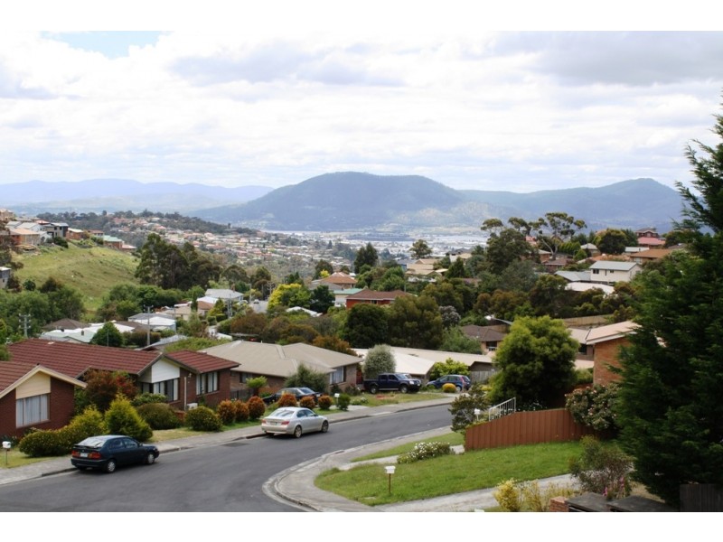 15 Lighton Way, Lenah Valley TAS 7008