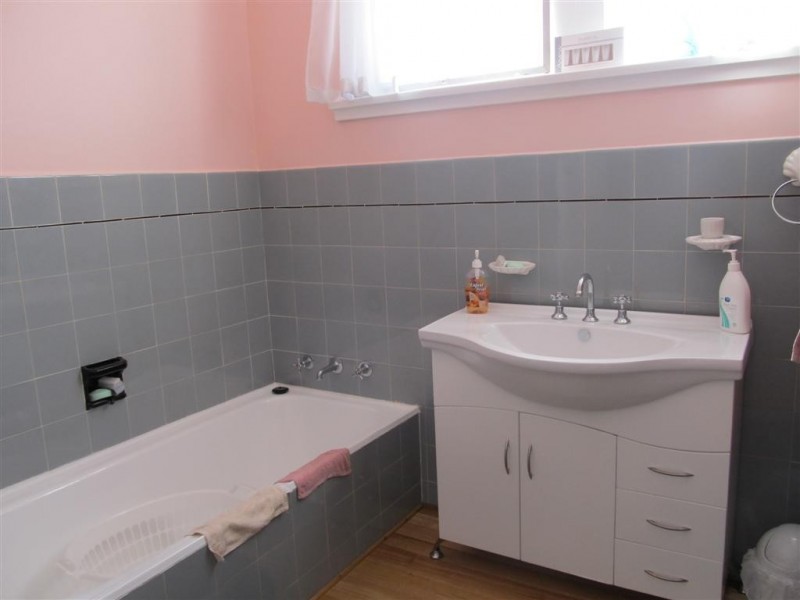 101 Emu  Bay Road, Deloraine TAS 7304