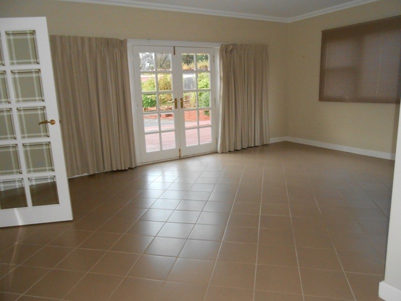 16 East Parade, Deloraine TAS 7304