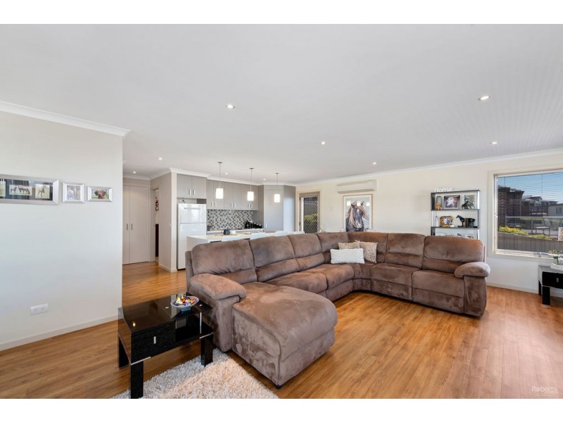 2/11 McCall Terrace, Stony Rise TAS 7310