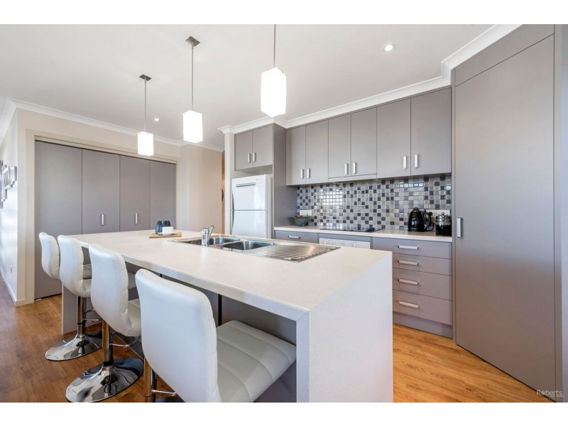 2/11 McCall Terrace, Stony Rise TAS 7310