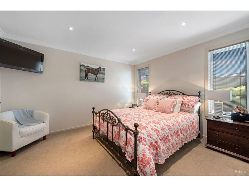 2/11 McCall Terrace, Stony Rise TAS 7310