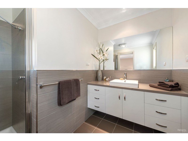 2/11 McCall Terrace, Stony Rise TAS 7310