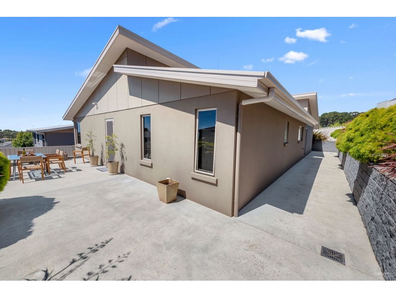 2/11 McCall Terrace, Stony Rise TAS 7310