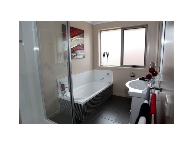 2/50 Lawrence Drive, Devonport TAS 7310