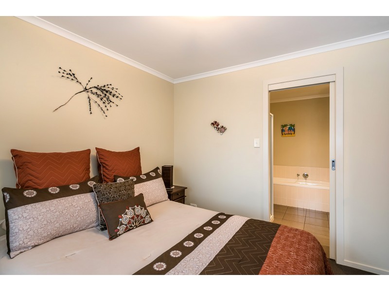 8 Ralph Terrace, Rokeby TAS 7019