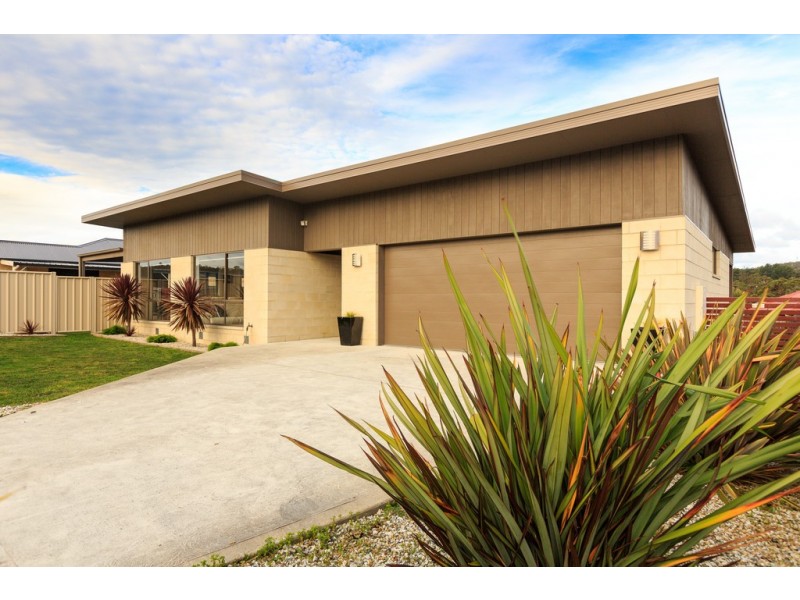 17 Queens Parade, Kingston TAS 7050