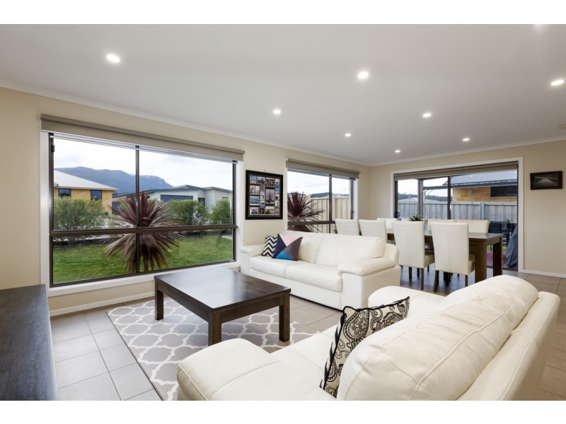 17 Queens Parade, Kingston TAS 7050