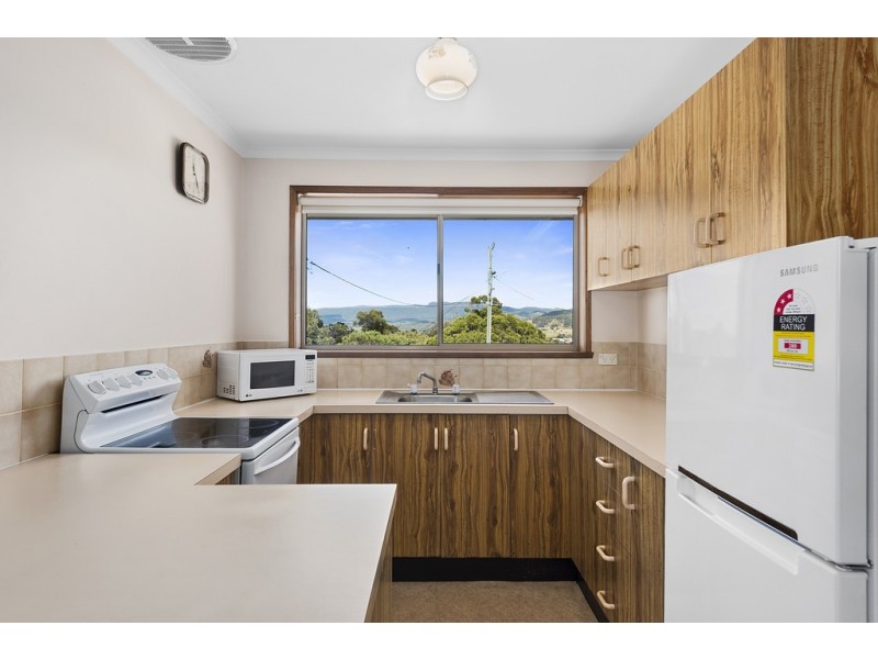 2/96 Redwood Road, Kingston TAS 7050