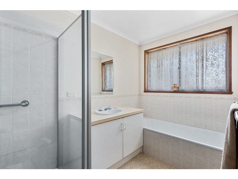 2/96 Redwood Road, Kingston TAS 7050