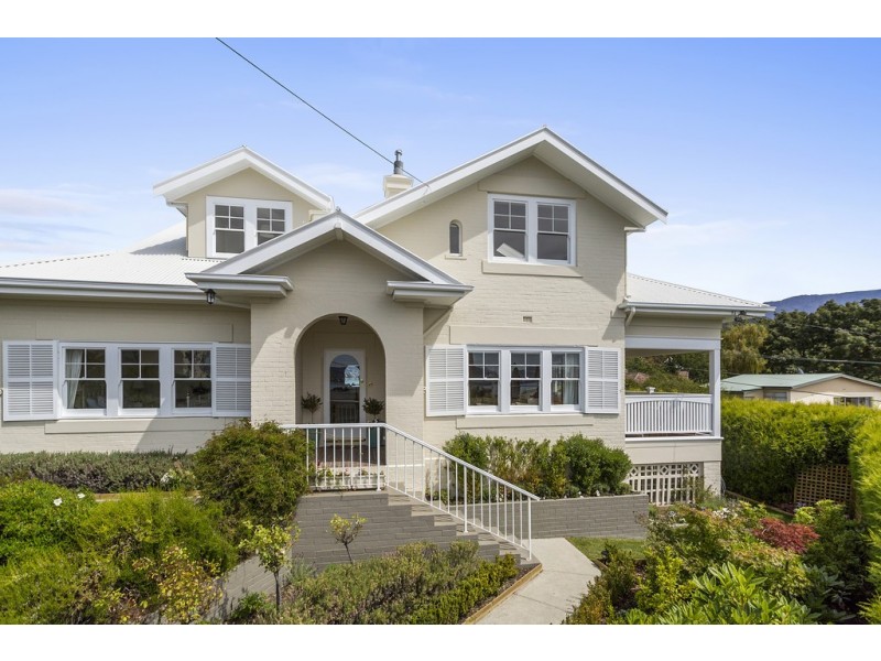 1 Ilfracombe Crescent, Sandy Bay TAS 7005