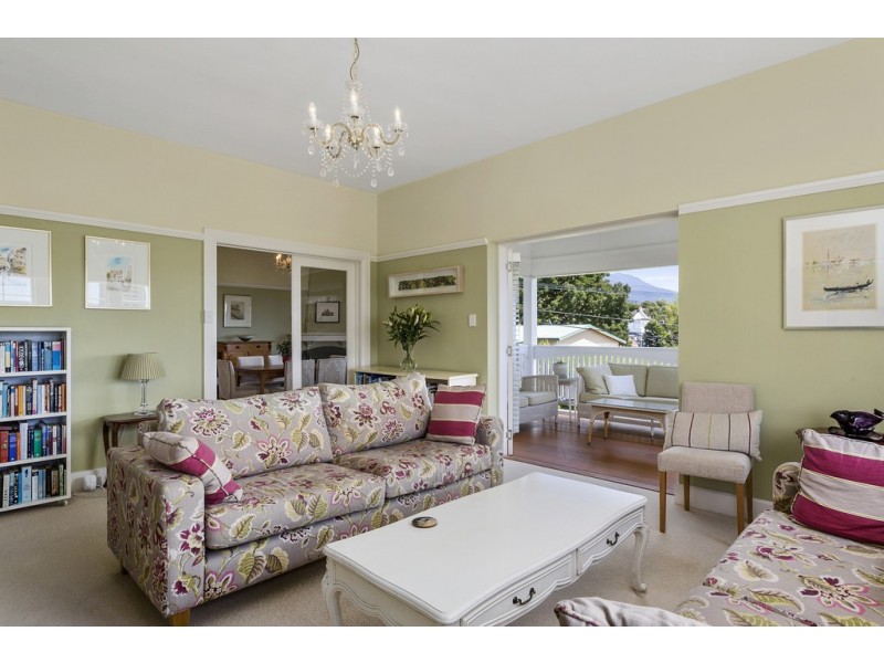 1 Ilfracombe Crescent, Sandy Bay TAS 7005