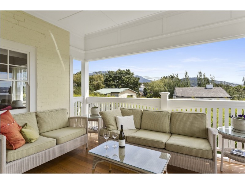 1 Ilfracombe Crescent, Sandy Bay TAS 7005