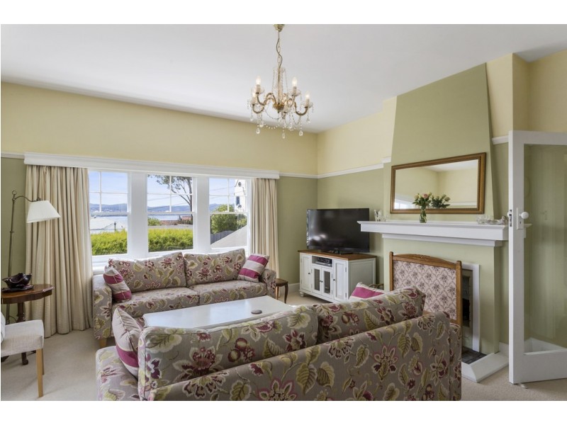 1 Ilfracombe Crescent, Sandy Bay TAS 7005