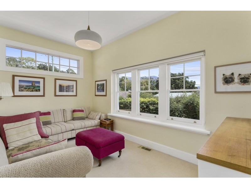 1 Ilfracombe Crescent, Sandy Bay TAS 7005