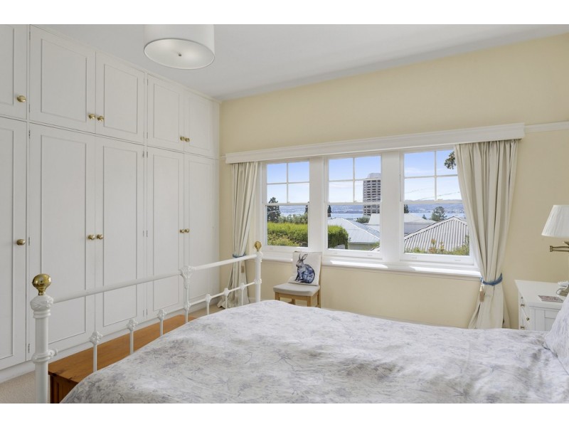 1 Ilfracombe Crescent, Sandy Bay TAS 7005