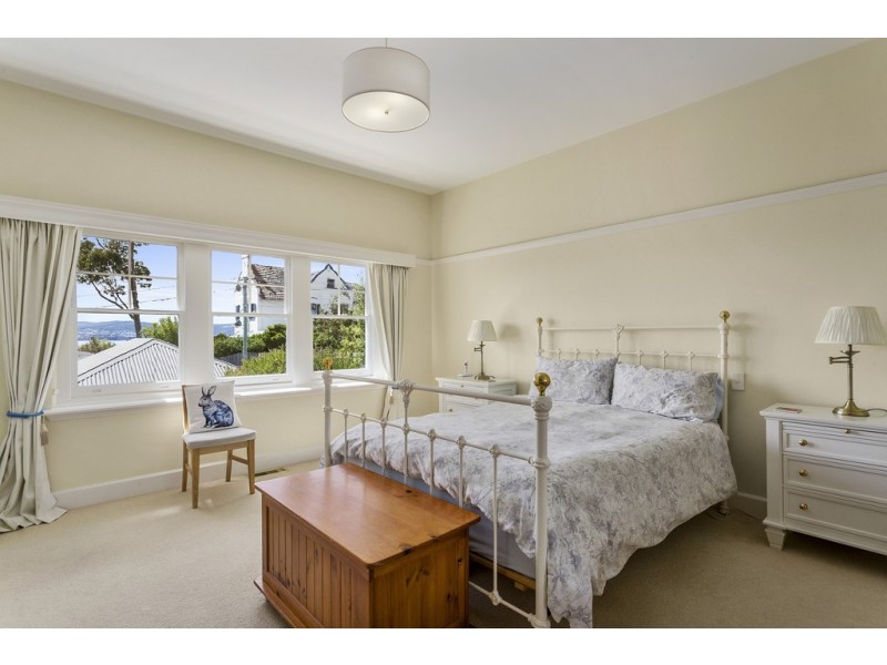 1 Ilfracombe Crescent, Sandy Bay TAS 7005