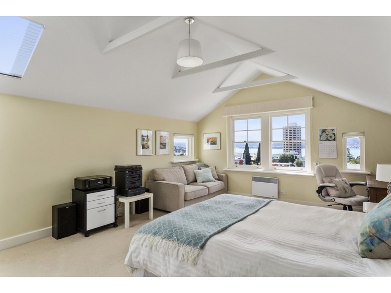 1 Ilfracombe Crescent, Sandy Bay TAS 7005