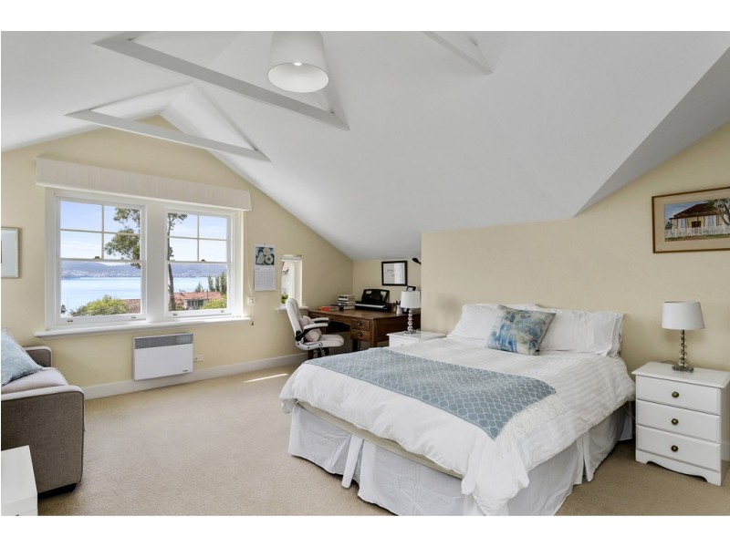 1 Ilfracombe Crescent, Sandy Bay TAS 7005