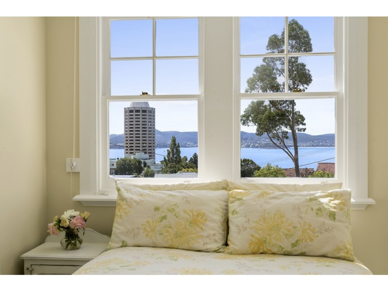 1 Ilfracombe Crescent, Sandy Bay TAS 7005