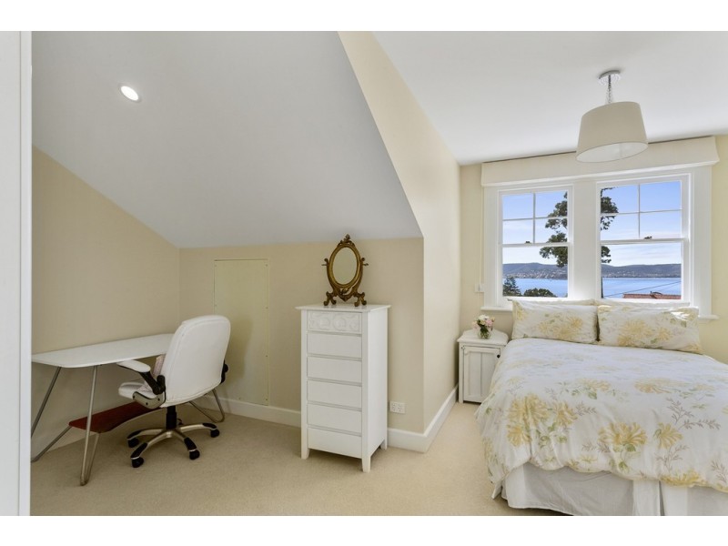 1 Ilfracombe Crescent, Sandy Bay TAS 7005