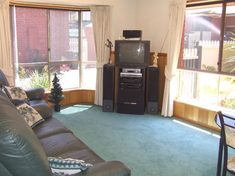 2/136A Gordons Hill Road, Lindisfarne TAS 7015