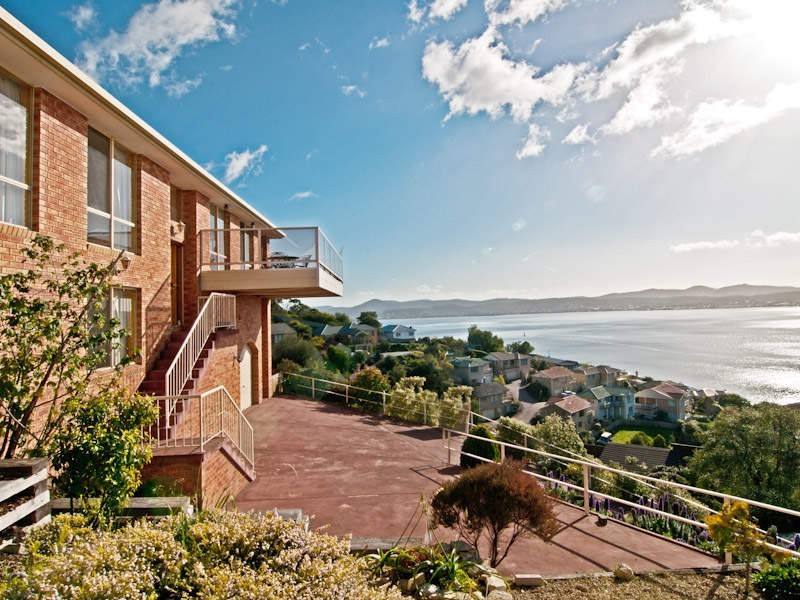 17 Pauldon Drive, Sandy Bay TAS 7005