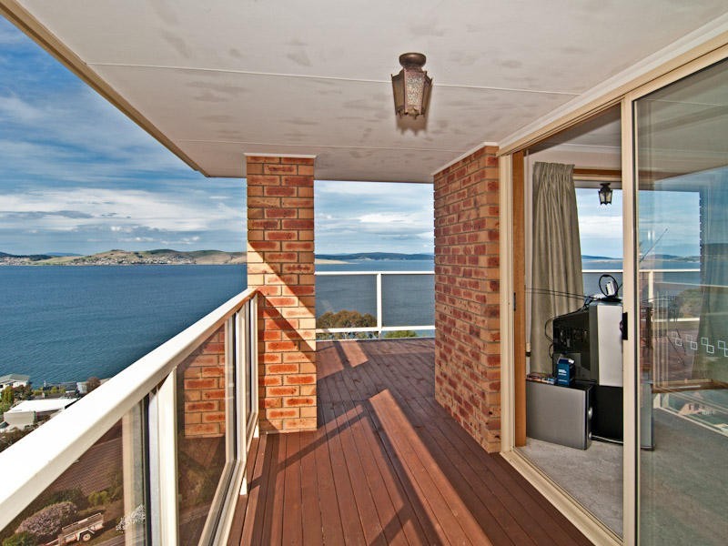 17 Pauldon Drive, Sandy Bay TAS 7005